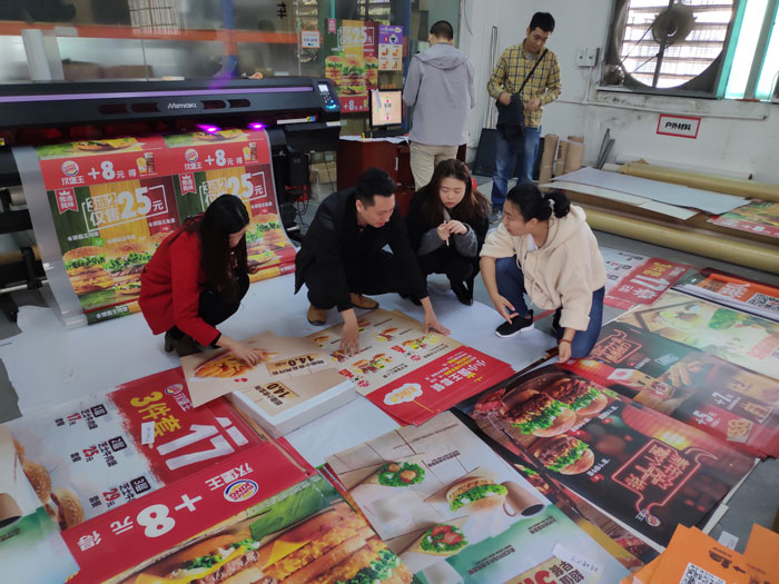 華潤(rùn)置地領(lǐng)導(dǎo)蒞臨我司考察噴繪廣告制作