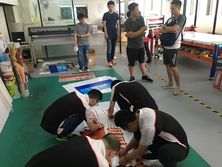 貨拉拉公司團(tuán)隊(duì)蒞臨噴繪360公司參觀考察